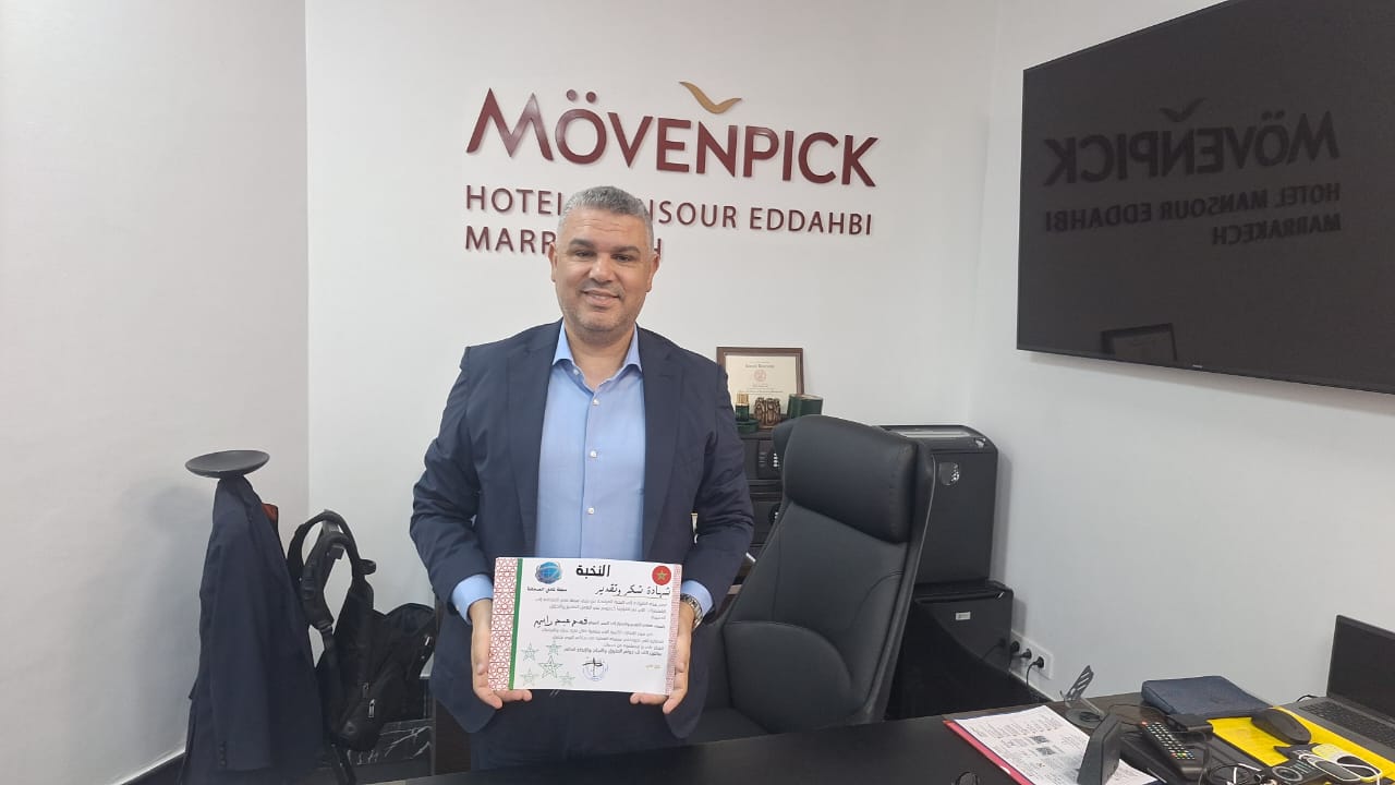 تتويج فهد عبد ربه المدير العام لفندق موفنبيك المنصور الذهبي بمراكش بشهادة النخبة للتميز المهني