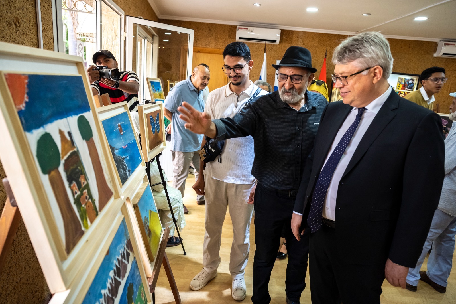 معرض”العائلة” لعبد الكريم القراط يختتم الدورة 13 من مهرجان “اللوحة الروسية المغربية “